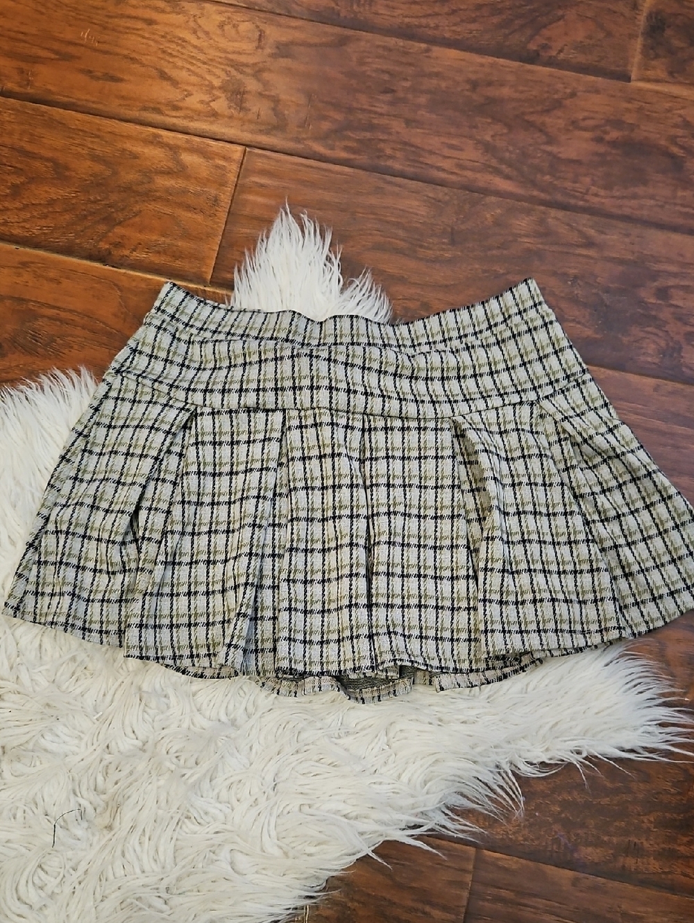 American Eagle Outfitters Plaid Pleated Mini Skirt in Cream and Black